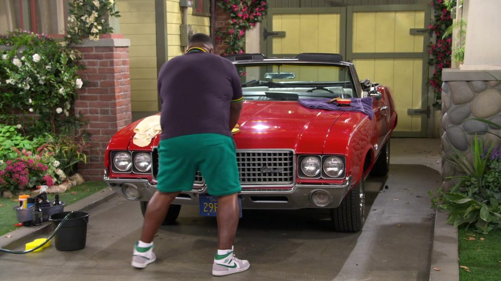 Nike Sneakers in The Neighborhood S07E10 “Welcome to the Pickle” (2025) (Image 1)