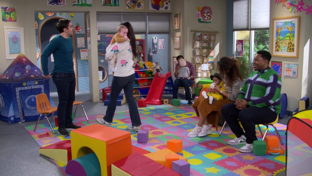 Nike Sneakers in The Neighborhood S07E11 “Welcome to the e-Neighborhood” (2025) (Image 2)