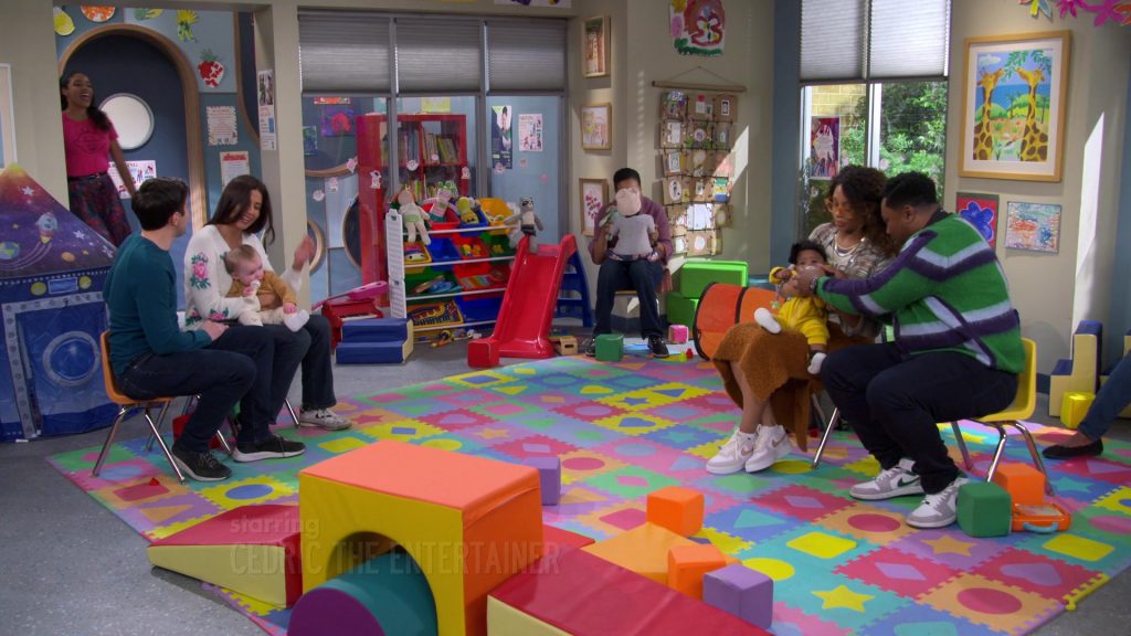 Nike Sneakers in The Neighborhood S07E11 “Welcome to the e-Neighborhood” (2025) (Image 3)