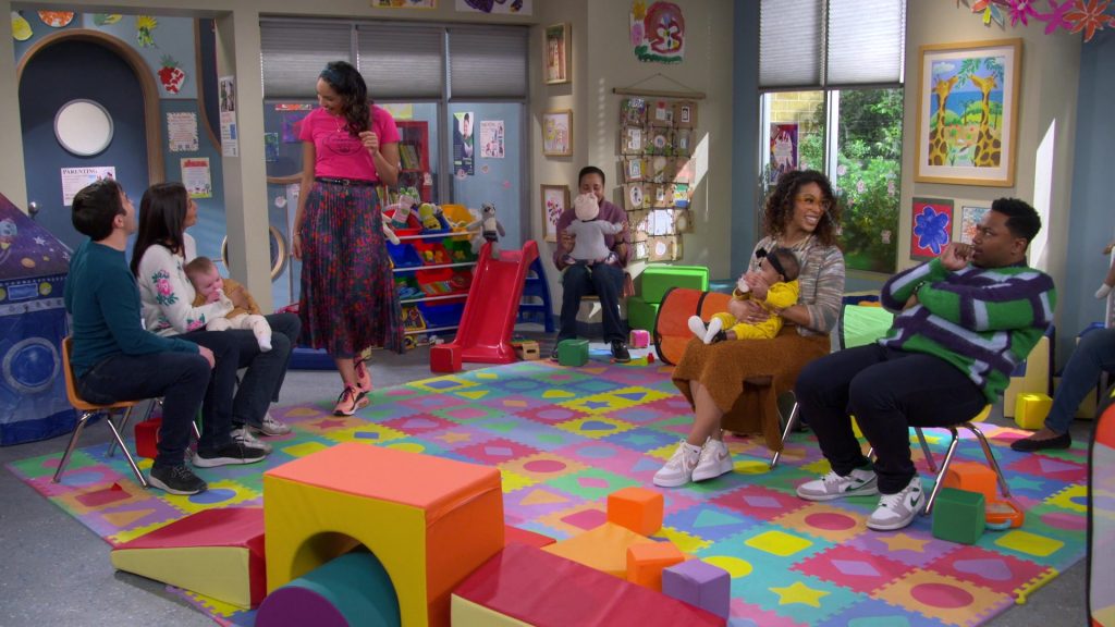 Nike Sneakers in The Neighborhood S07E11 “Welcome to the e-Neighborhood” (2025) (Image 7)