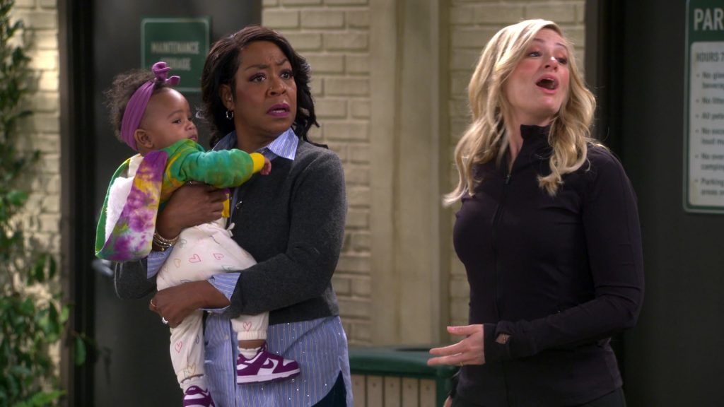 Nike Sneakers in The Neighborhood S07E17 “Welcome to Your Own Medicine” (2025) (Image 11)