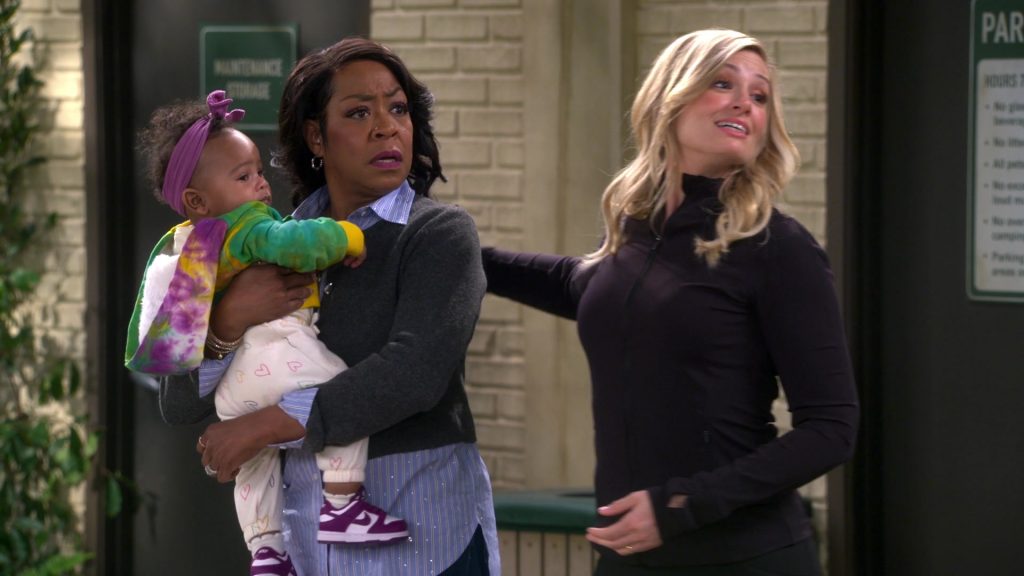 Nike Sneakers in The Neighborhood S07E17 “Welcome to Your Own Medicine” (2025) (Image 12)