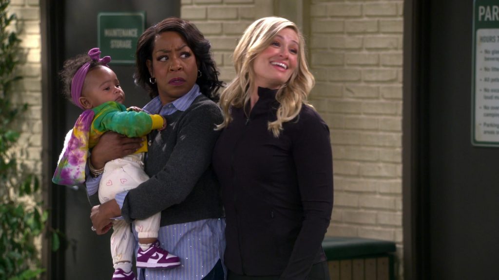 Nike Sneakers in The Neighborhood S07E17 “Welcome to Your Own Medicine” (2025) (Image 26)