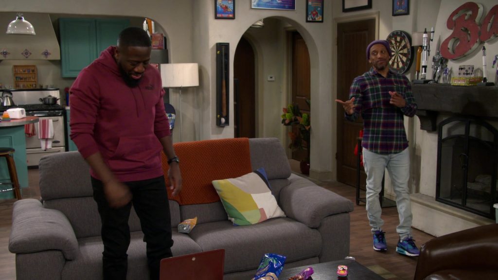 Nike Sneakers in The Neighborhood S07E17 “Welcome to Your Own Medicine” (2025) (Image 4)