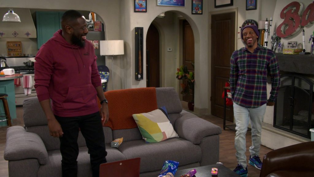 Nike Sneakers in The Neighborhood S07E17 “Welcome to Your Own Medicine” (2025) (Image 5)
