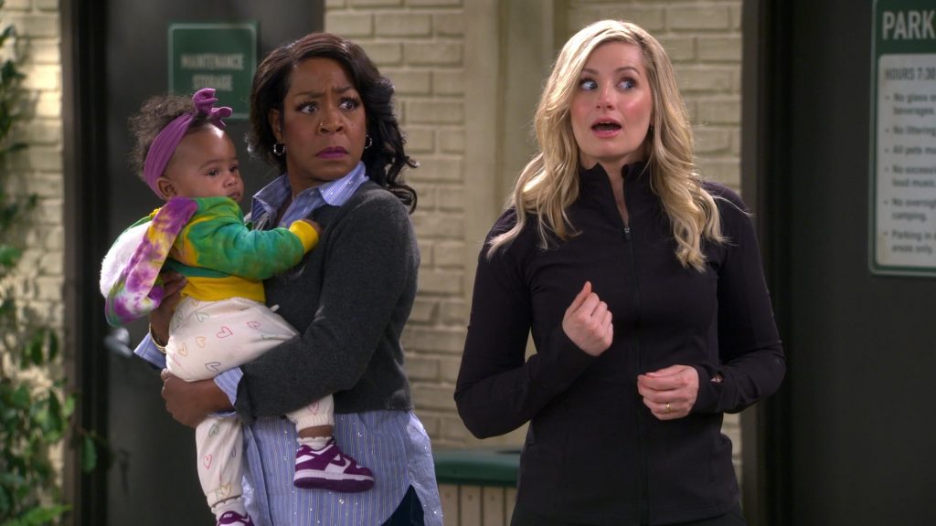 Nike Sneakers in The Neighborhood S07E17 “Welcome to Your Own Medicine” (2025) (Image 6)