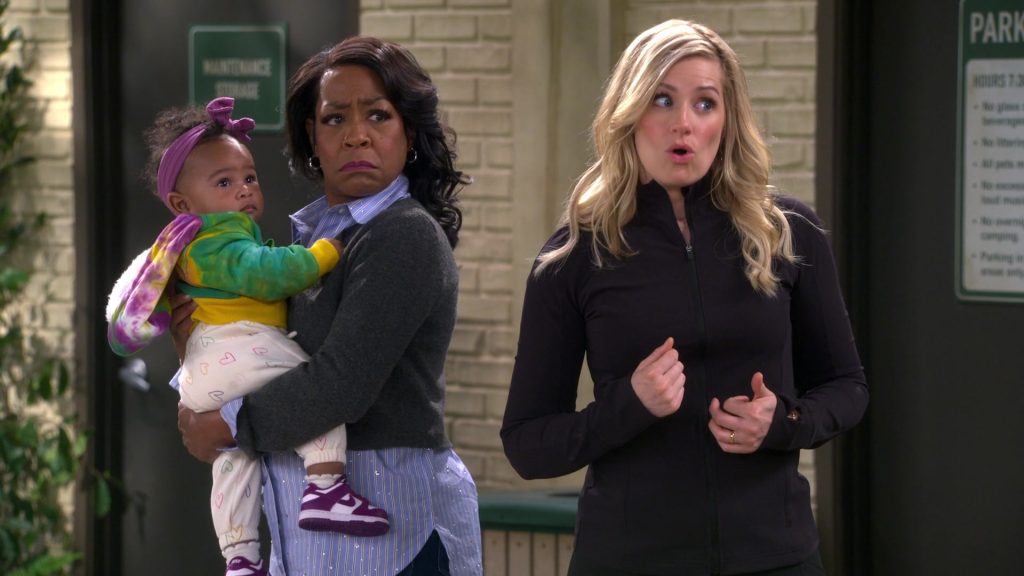 Nike Sneakers in The Neighborhood S07E17 “Welcome to Your Own Medicine” (2025) (Image 7)