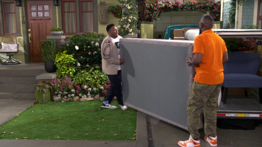 Nike Sneakers in The Neighborhood S07E20 “Welcome to Venice” (2025) (Image 13)