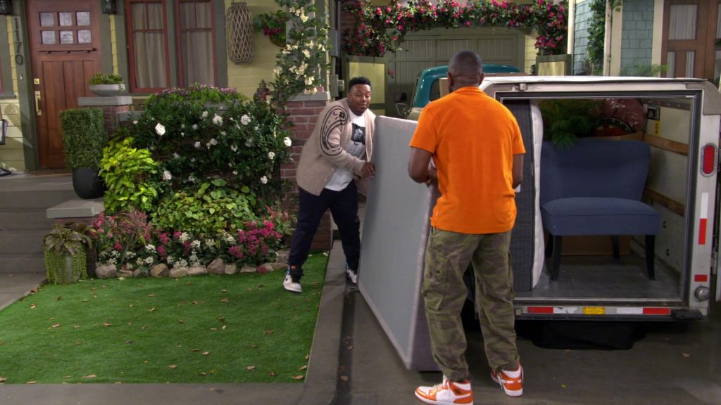 Nike Sneakers in The Neighborhood S07E20 “Welcome to Venice” (2025) (Image 14)