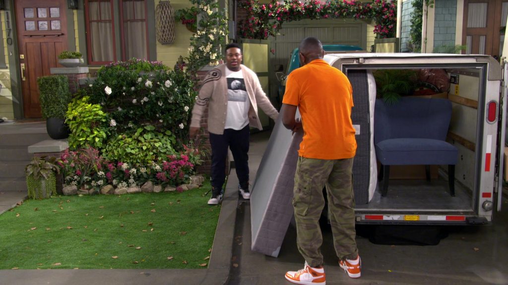 Nike Sneakers in The Neighborhood S07E20 “Welcome to Venice” (2025) (Image 15)