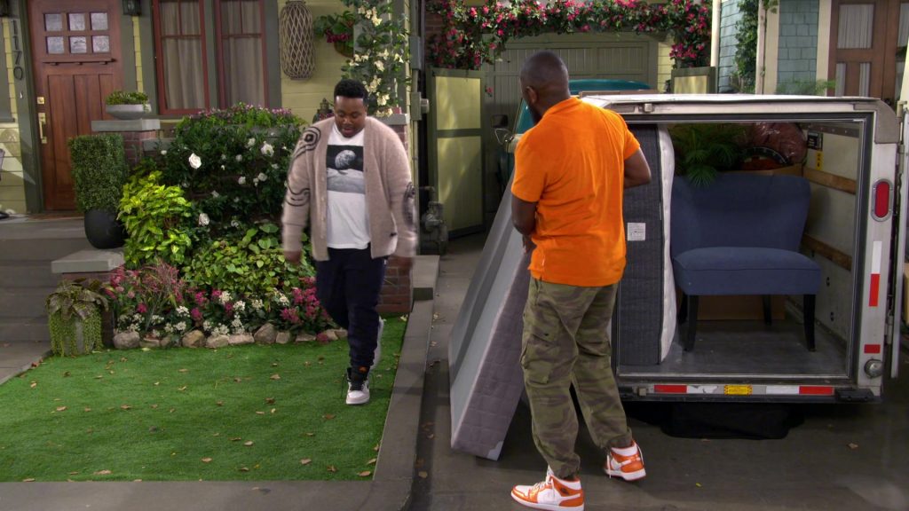 Nike Sneakers in The Neighborhood S07E20 “Welcome to Venice” (2025) (Image 16)