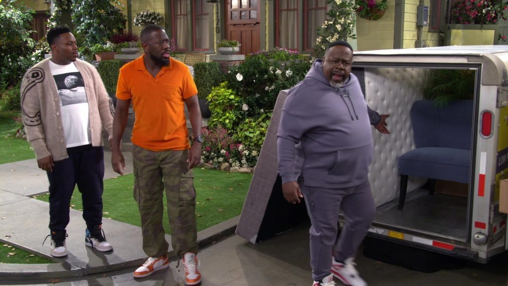 Nike Sneakers in The Neighborhood S07E20 “Welcome to Venice” (2025) (Image 4)