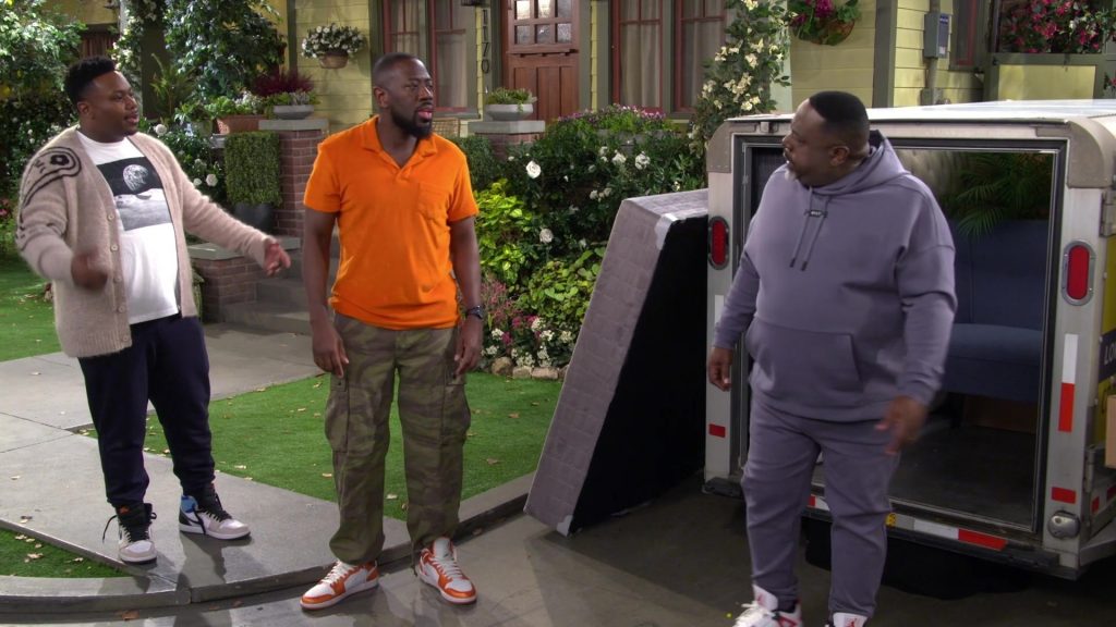 Nike Sneakers in The Neighborhood S07E20 “Welcome to Venice” (2025) (Image 5)