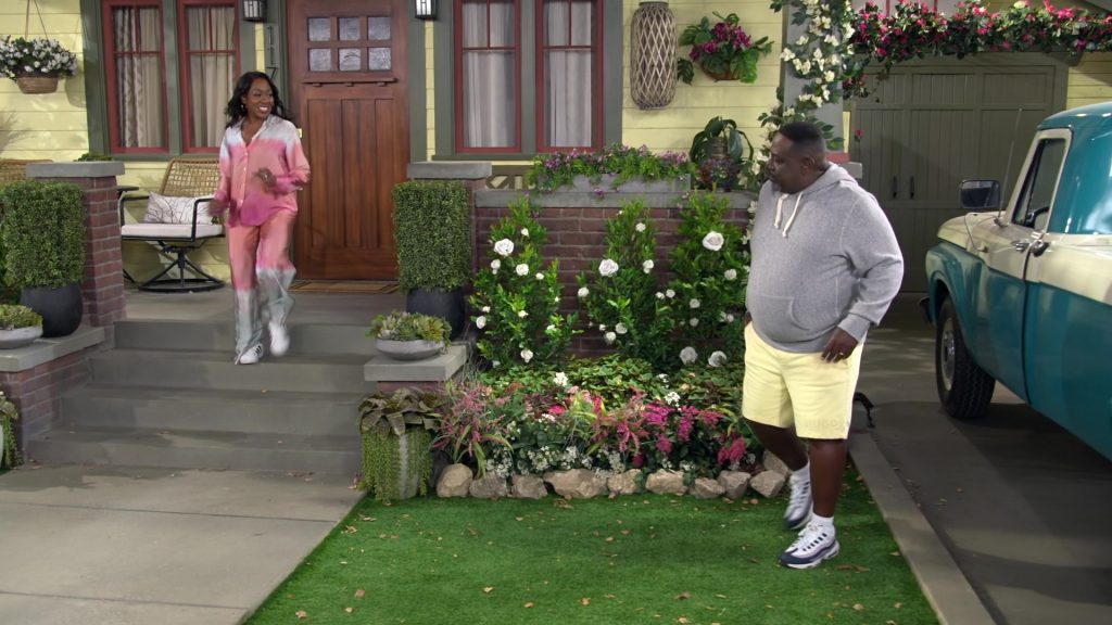 Nike Sneakers in The Neighborhood S08E01 “Welcome to the New Normals” (2025) (Image 3)