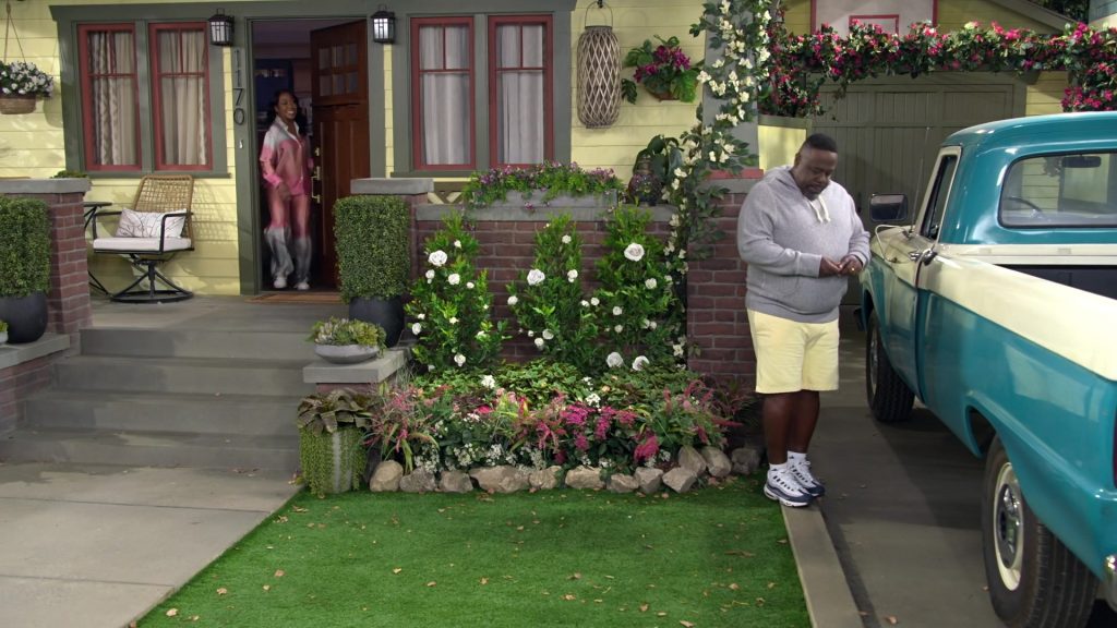 Nike Sneakers in The Neighborhood S08E01 “Welcome to the New Normals” (2025) (Image 5)