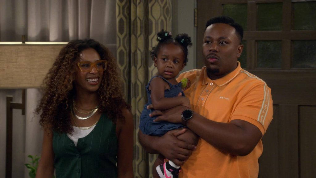 Nike Sneakers in The Neighborhood S08E01 “Welcome to the New Normals” (2025) (Image 8)
