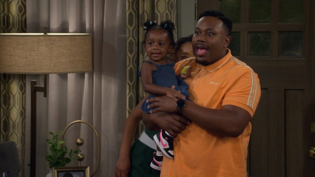 Nike Sneakers in The Neighborhood S08E01 “Welcome to the New Normals” (2025) (Image 9)