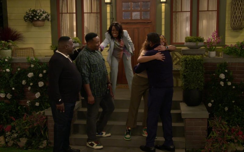 Nike Sneakers in The Neighborhood S08E14 “Welcome to the Things We Do for Love” (2026) (Image 1)