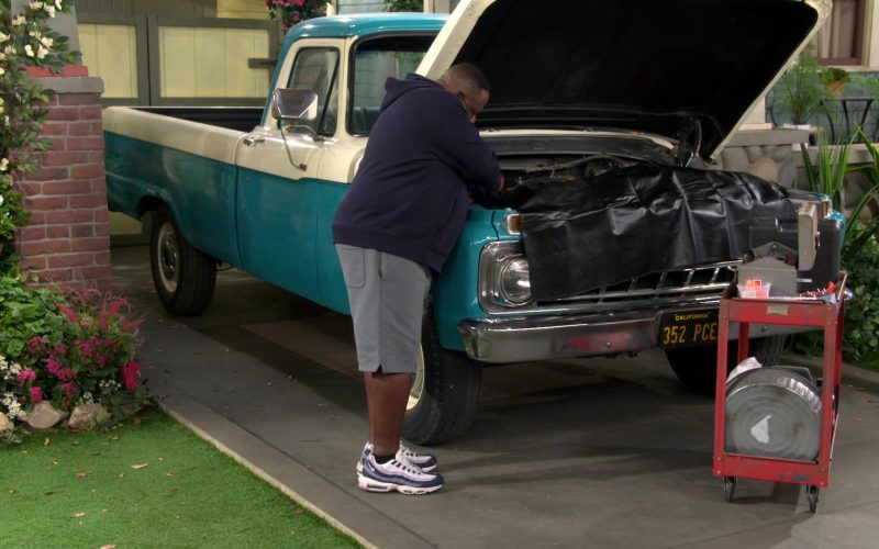 Nike Sneakers in The Neighborhood S08E16 “Welcome to the Breaking Point” (2026) (Image 1)