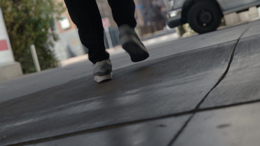 Nike Sneakers in The Pitt S01E09 “3-00 P.M.” (2025) (Image 4)