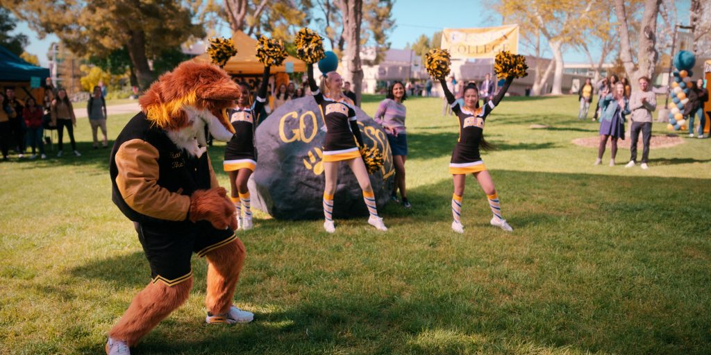 Nike Sneakers in The Sex Lives of College Girls S03E04 “Franklin the Fox” (2024) (Image 5)