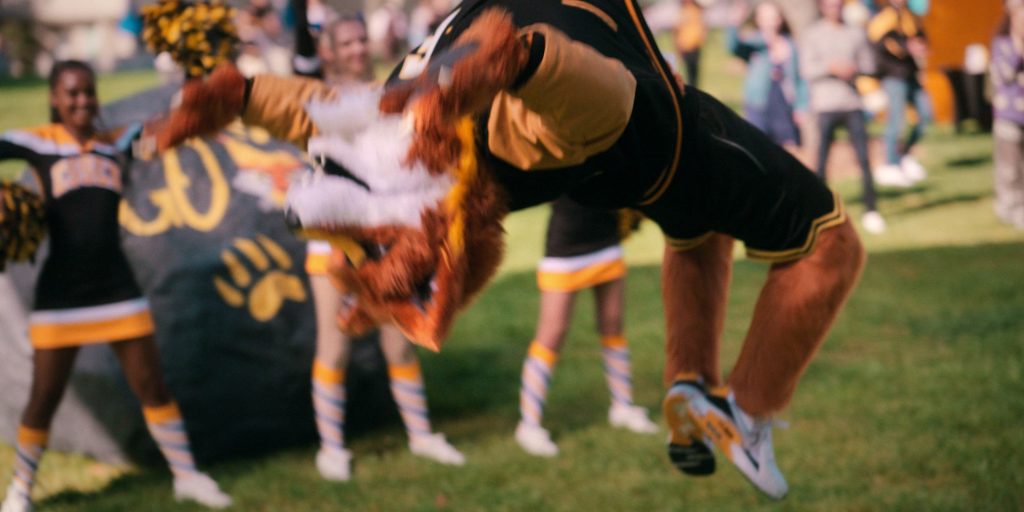 Nike Sneakers in The Sex Lives of College Girls S03E04 “Franklin the Fox” (2024) (Image 6)