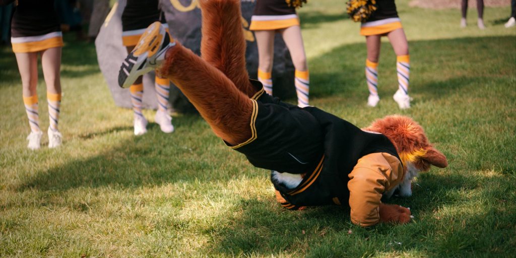Nike Sneakers in The Sex Lives of College Girls S03E04 “Franklin the Fox” (2024) (Image 7)