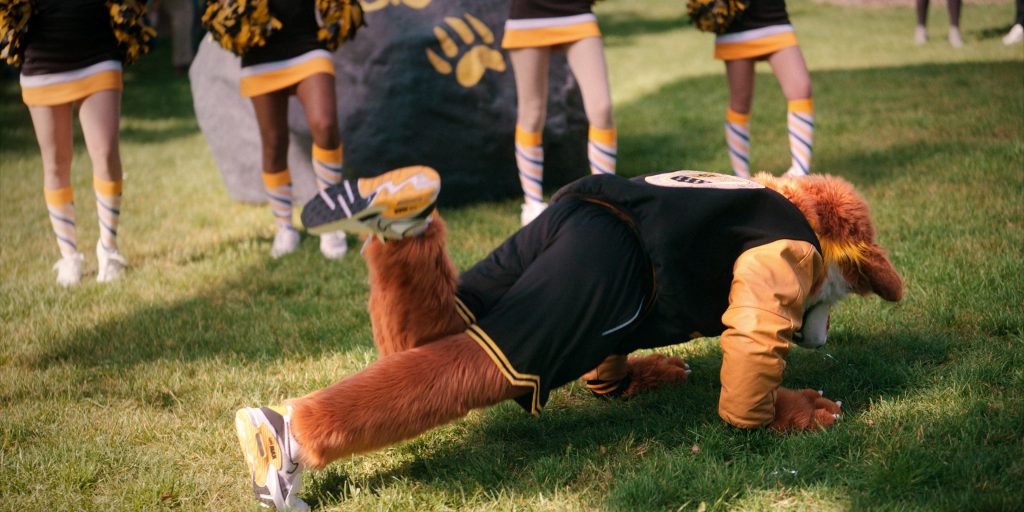 Nike Sneakers in The Sex Lives of College Girls S03E04 “Franklin the Fox” (2024) (Image 8)