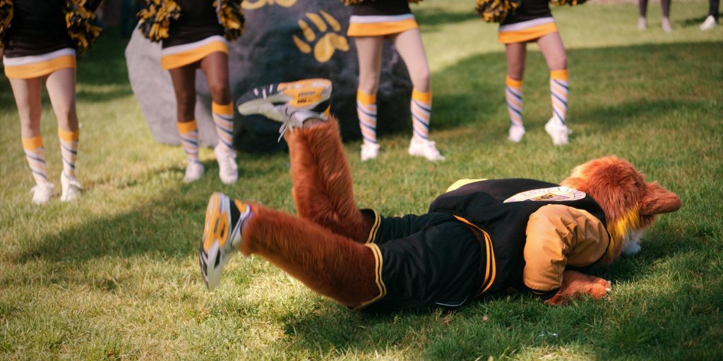 Nike Sneakers in The Sex Lives of College Girls S03E04 “Franklin the Fox” (2024) (Image 9)