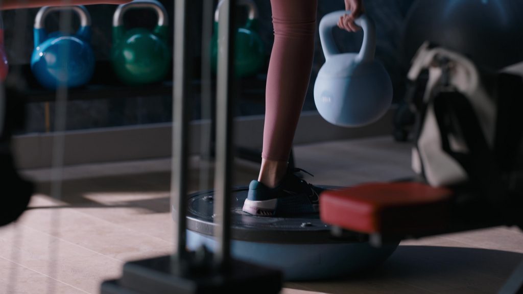 Nike Sneakers in Tracker S02E15 “The Grey Goose” (2025) (Image 1)