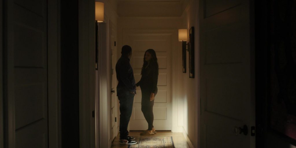 Nike Sneakers in Truth Be Told S03E06 “From My Hand the Poisoned Apple” (2023) (Image 1)