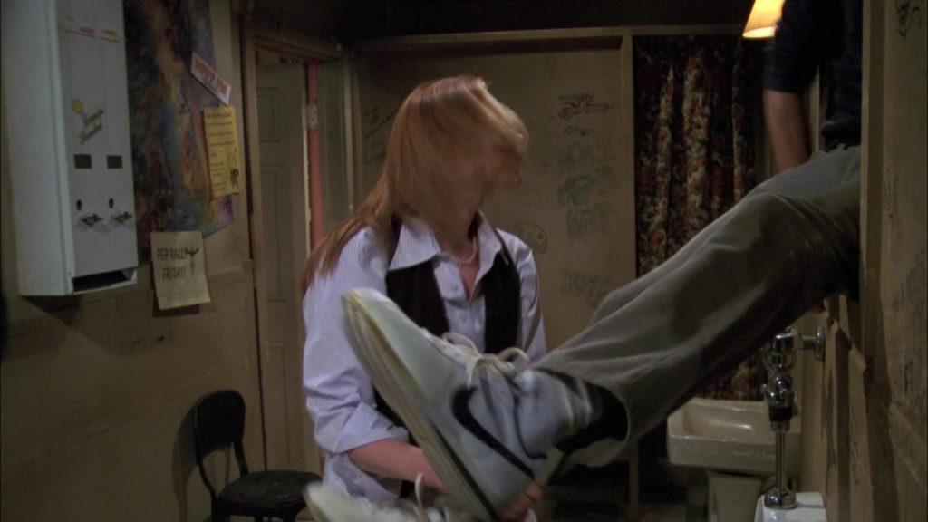 Nike Sneakers of Ashton Kutcher as Michael Kelso in That '70s Show S06E05 “I'm Free” (2003) (Image 1)