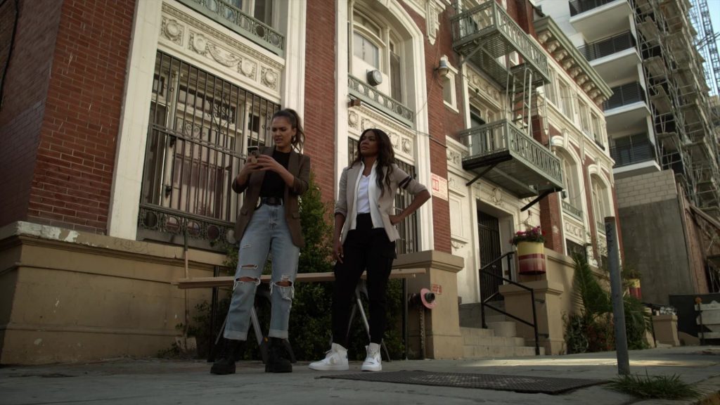 Nike Sneakers of Gabrielle Union as Sydney Burnett in L.A.'s Finest S02E03 “Thief of Hearts” (2020) (Image 2)