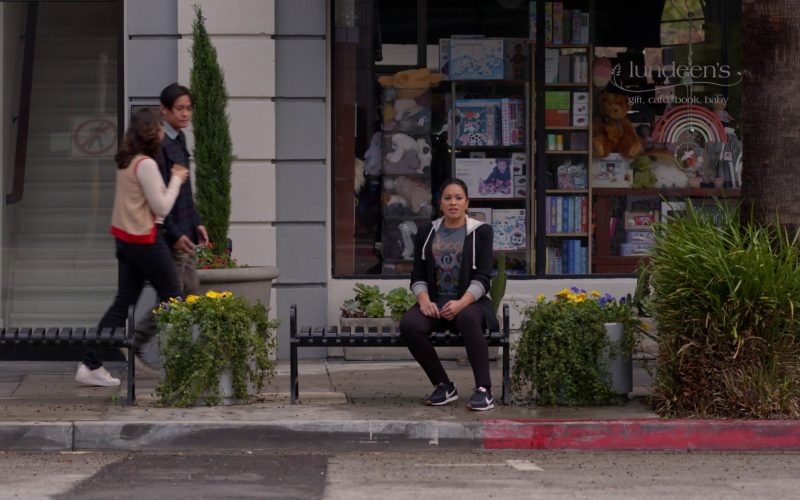 Nike Sneakers of Gina Rodriguez as Nell Serrano in Not Dead Yet S01E12 “Not a Fairytale Yet” (2023) (Image 1)