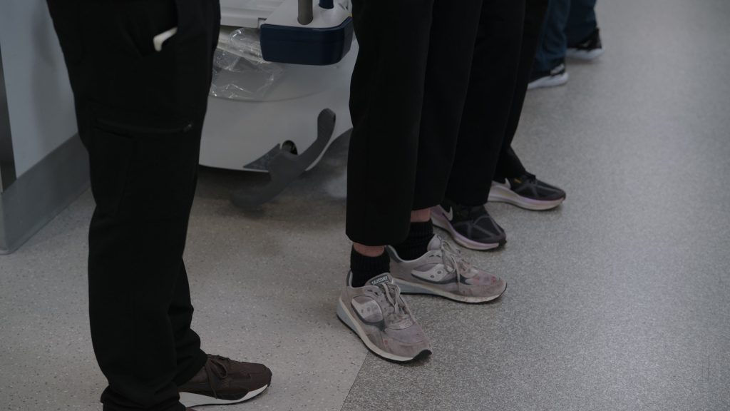 Nike and Saucony Sneakers in The Pitt S01E06 “A Walk-in to Remember” (2025) (Image 1)