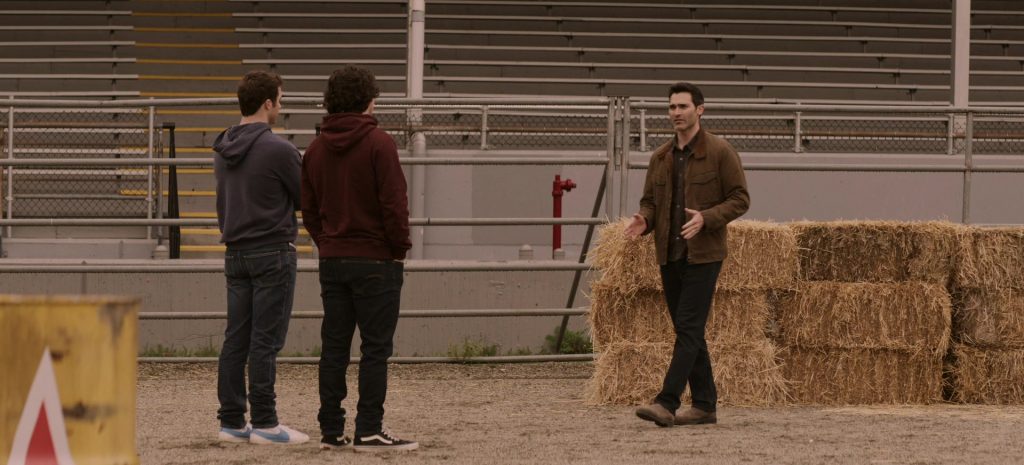 Nike and Vans Shoes in Superman and Lois S04E09 “To Live and Die Again” (2024) (Image 8)