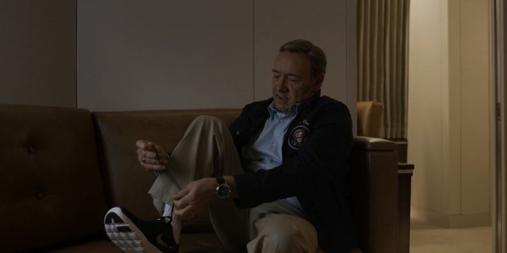 Nike shoes worn by Kevin Spacey in HOUSE OF CARDS - CHAPTER 32 (2015) (Image 1)