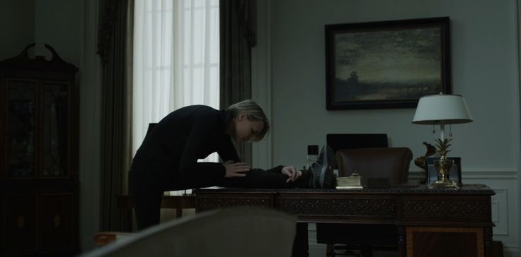 Nike shoes worn by Robin Wright in HOUSE OF CARDS - CHAPTER 47 (2016) (Image 1)