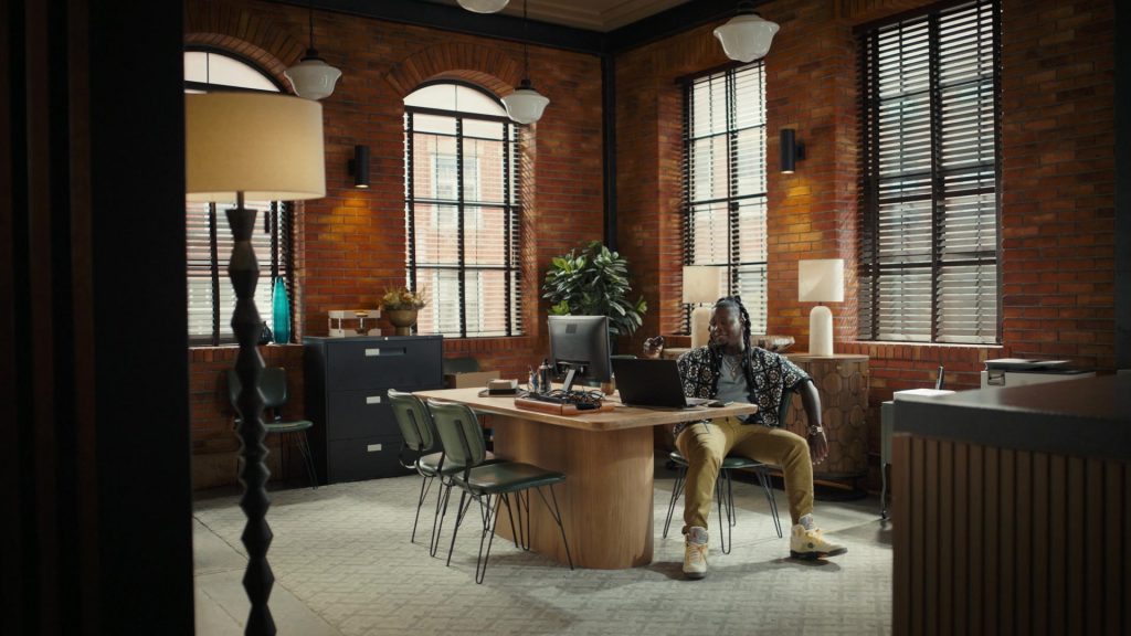 Nike x Off-White Air Jordan 5 Retro SP sneaker in the “Sail” colorway in Tracker S03E06 “Angel” (2025) (Image 4)