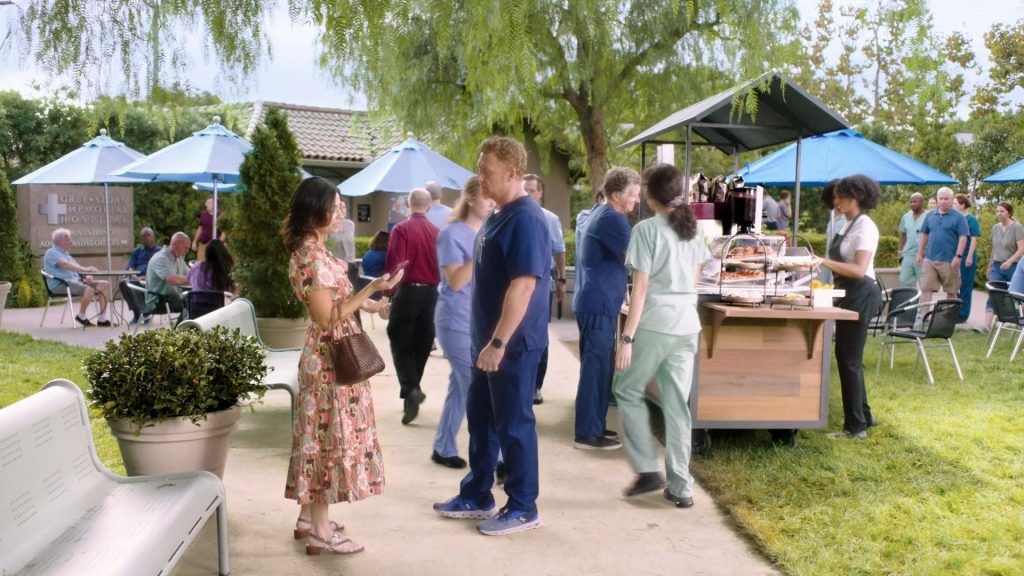 ON Sneakers in Grey's Anatomy S21E08 “Drop It Like It's Hot” (2024) (Image 1)