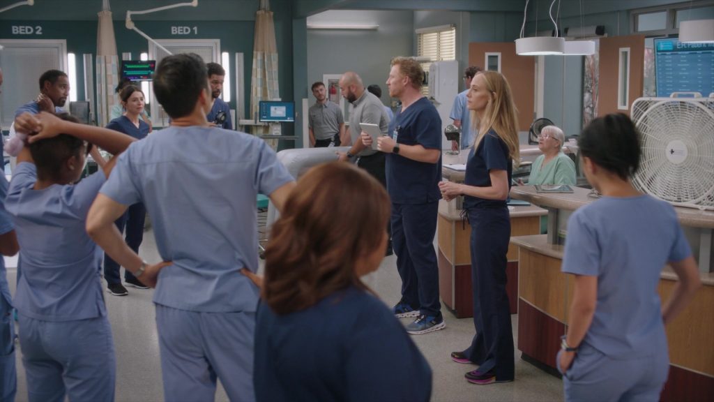 ON Sneakers in Grey's Anatomy S21E08 “Drop It Like It's Hot” (2024) (Image 6)