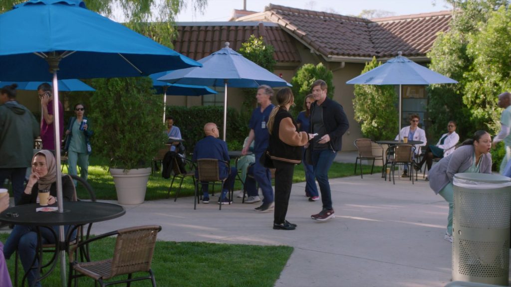 ON Sneakers in Greys Anatomy S21E16 “Papa Was a Rollin' Stone” (2025) (Image 2)