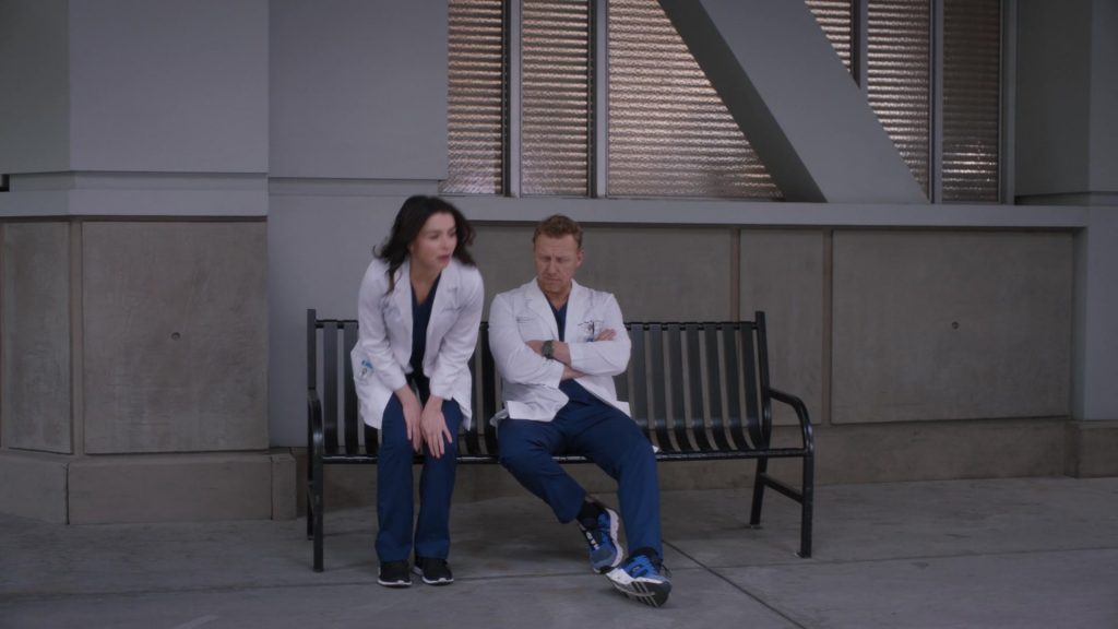 ON Sneakers in Greys Anatomy S21E17 “Love You Like a Love Song” (2025) (Image 9)