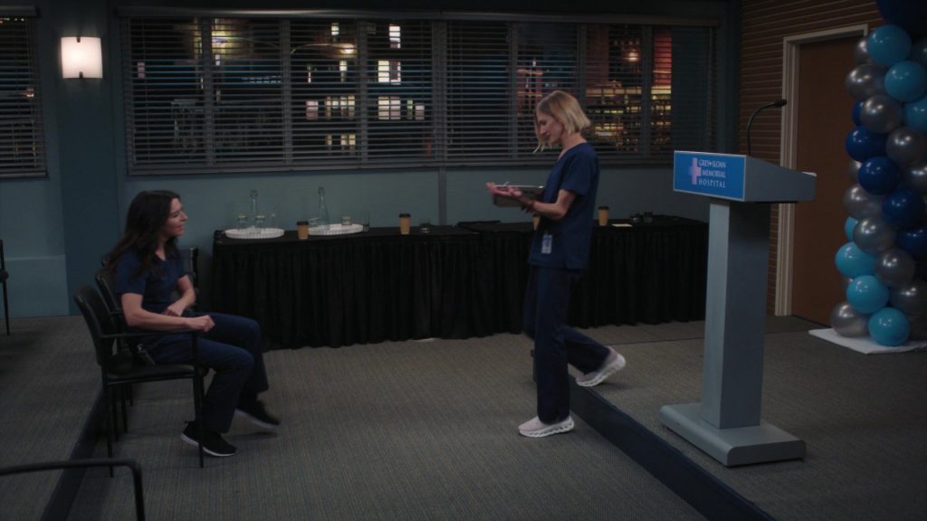 ON Sneakers in Greys Anatomy S22E14 “Wrecking Ball” (2026) (Image 2)