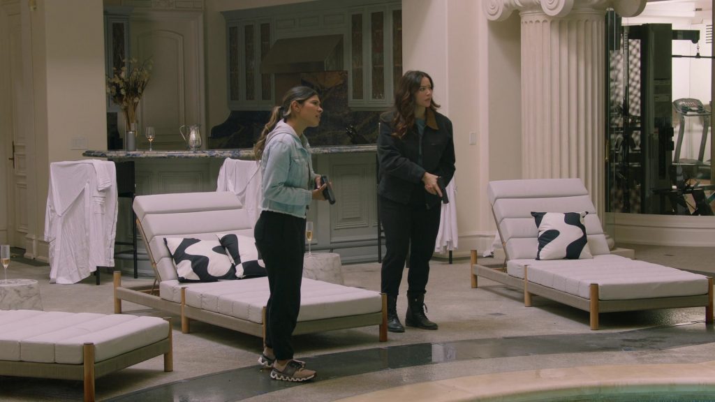 ON Sneakers in The Rookie S07E13 “Three Billboards” (2025) (Image 1)