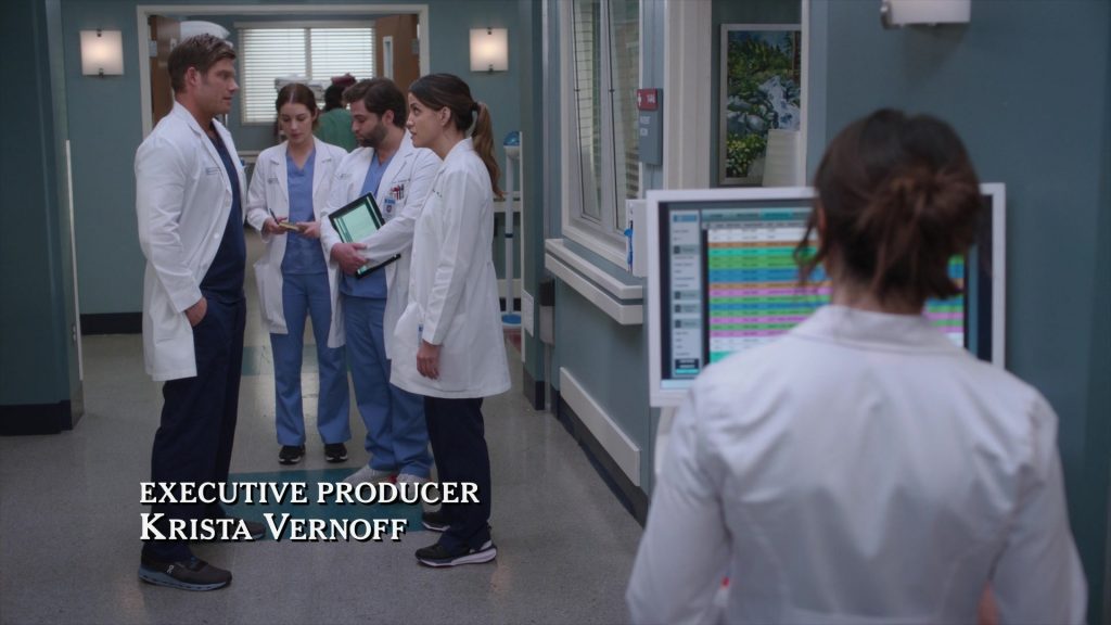 On Sneakers in Grey's Anatomy S20E06 “The Marathon Continues” (2024) (Image 1)