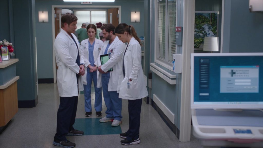 On Sneakers in Grey's Anatomy S20E06 “The Marathon Continues” (2024) (Image 6)