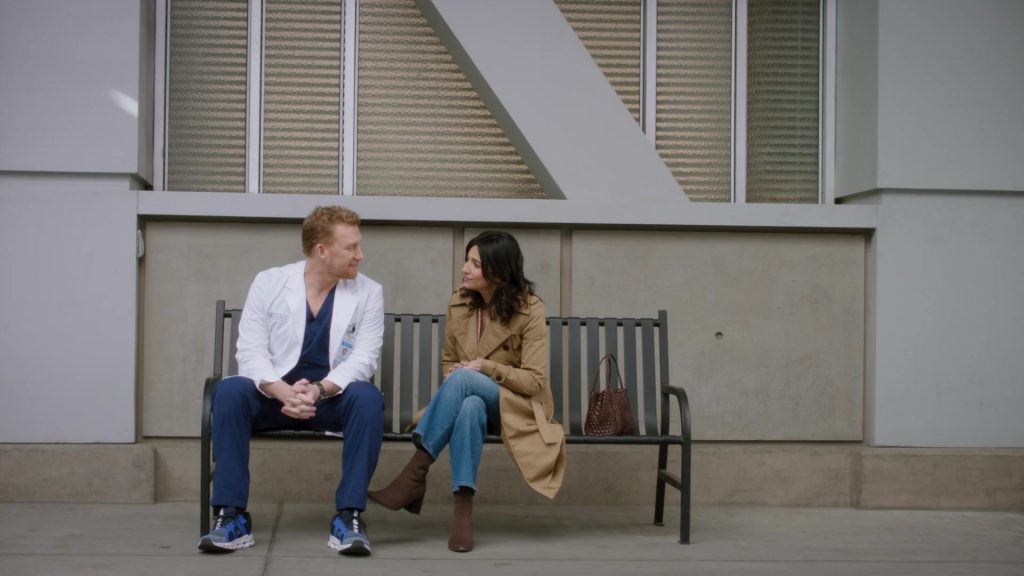 On Sneakers in Greys Anatomy S21E13 “Don't You (Forget About Me)” (2025) (Image 2)