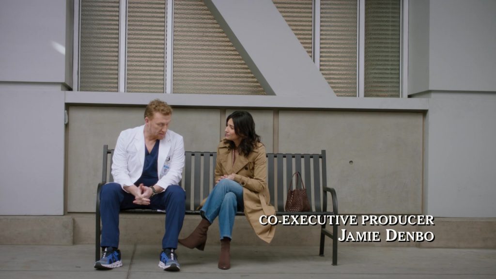On Sneakers in Greys Anatomy S21E13 “Don't You (Forget About Me)” (2025) (Image 3)