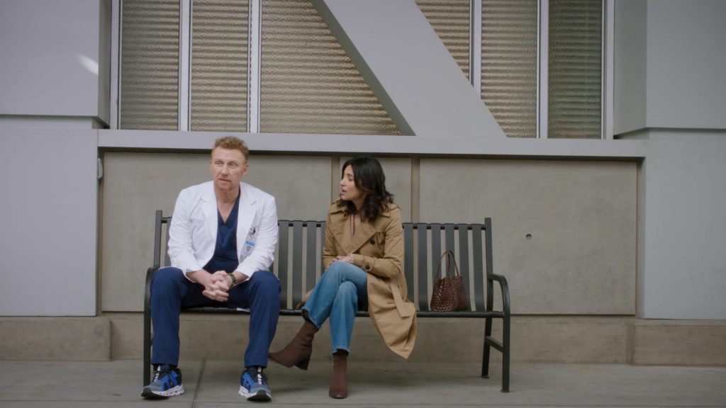 On Sneakers in Greys Anatomy S21E13 “Don't You (Forget About Me)” (2025) (Image 5)
